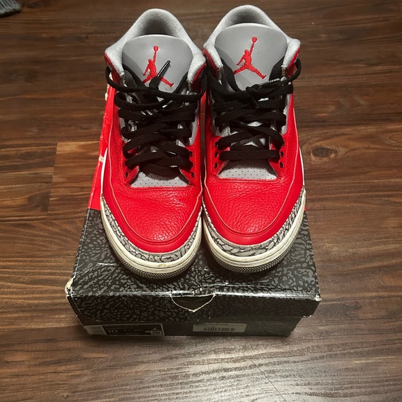 Red Jordan 3 - Picture 3 of 8